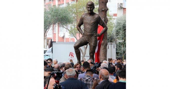 "Taçsız Kral"ın Heykeli Dikildi