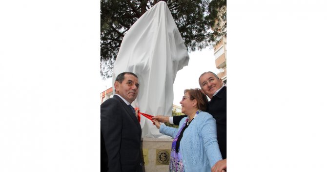 "Taçsız Kral"ın Heykeli Dikildi