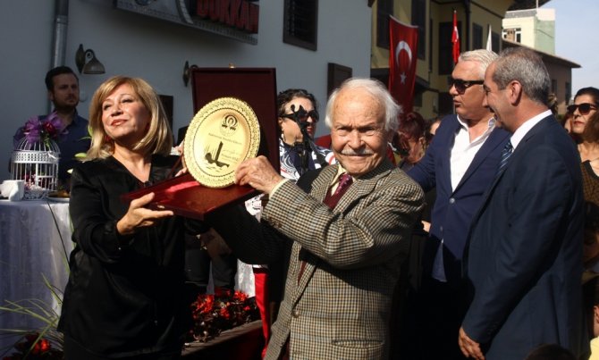 Ünlü Oyuncu Kazandığı Tüm Ödülleri Bağışladı
