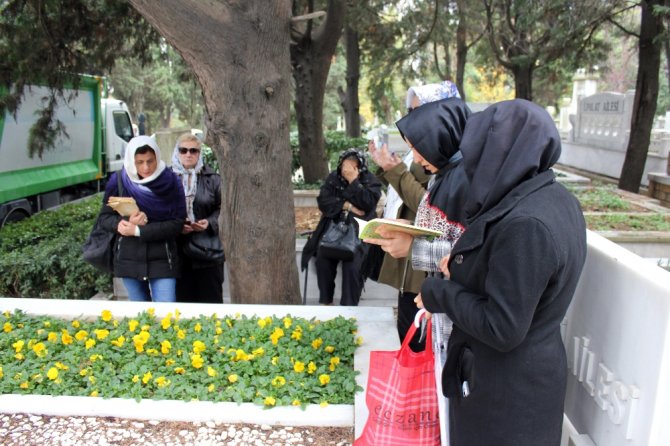 Sevenleri Kemal Sunal’ın Mezarını Ziyaret Etti