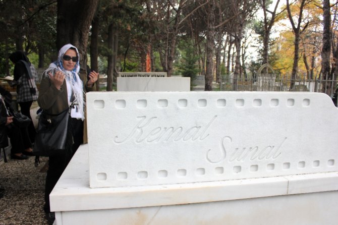 Sevenleri Kemal Sunal’ın Mezarını Ziyaret Etti