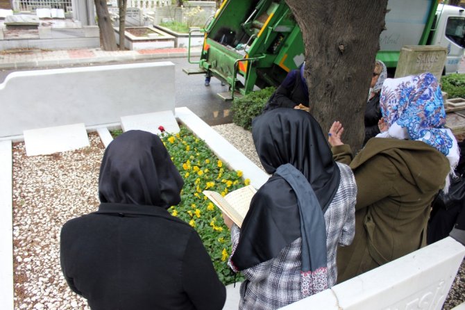 Sevenleri Kemal Sunal’ın Mezarını Ziyaret Etti