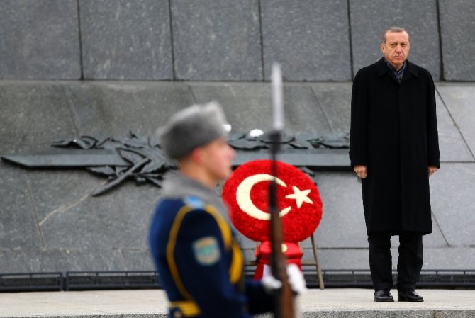 Erdoğan Belarus’ta Zafer Anıtına Çelenk Bıraktı