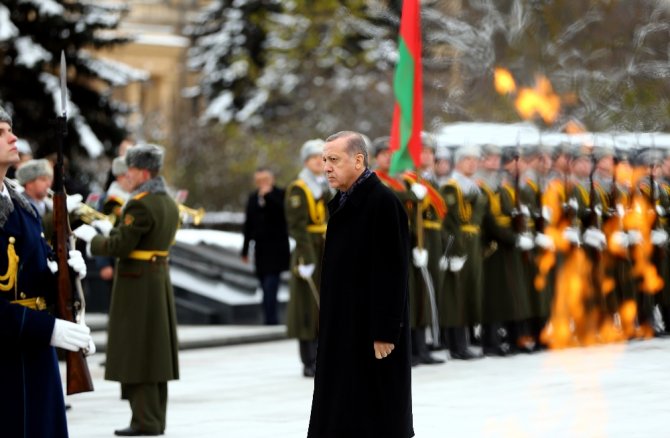 Erdoğan Belarus’ta Zafer Anıtına Çelenk Bıraktı