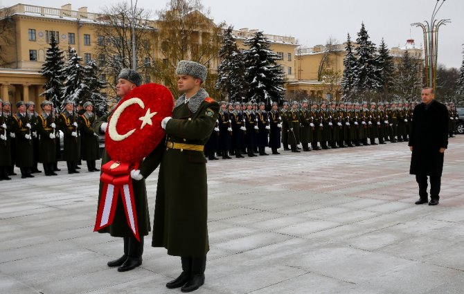 Erdoğan Belarus’ta Zafer Anıtına Çelenk Bıraktı