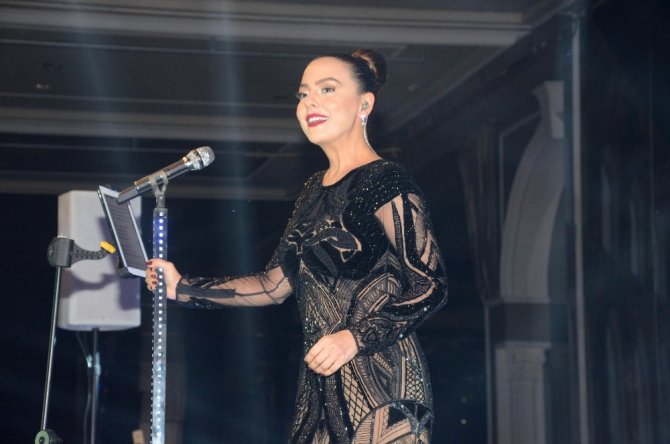 Ebru Gündeş İzmir’i Sallayacak !