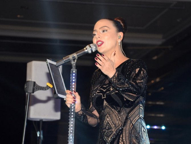 Ebru Gündeş İzmir’i Sallayacak !