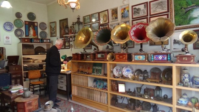 Emekli Astsubayın Gramafon Ve Taş Plak Koleksiyonu