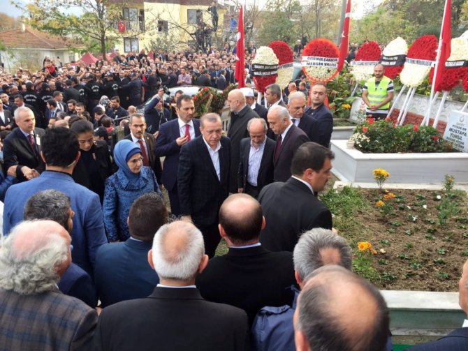 Erdoğan Şehit Kaymakamın Mezarı Başında Kur’an Okudu