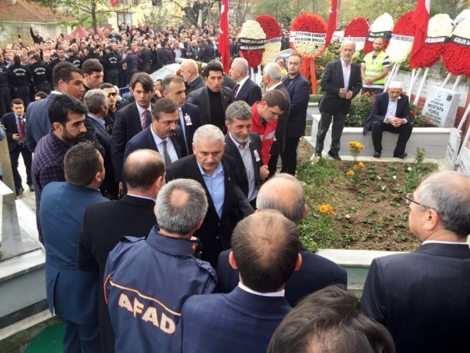 Erdoğan Şehit Kaymakamın Mezarı Başında Kur’an Okudu