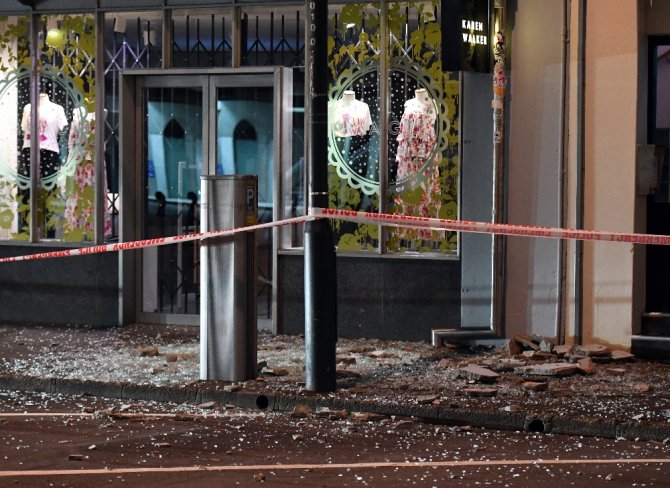 Tsunami Dalgaları Sahile Vurdu