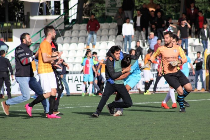 Amatör Maçta Saha Karıştı: 2 Yaralı
