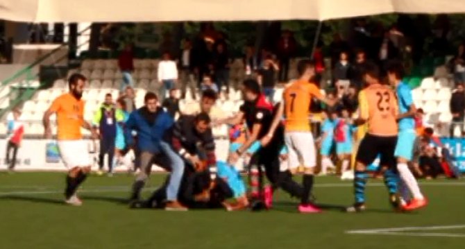 Amatör Maçta Saha Karıştı: 2 Yaralı