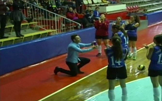 Voleybol Maçında Sürpriz Evlilik Teklifi