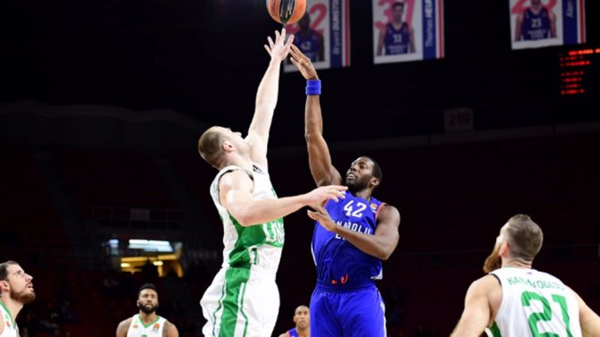 Anadolu Efes Evinde Kazandı