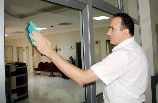 3 Dil Bilen Ressam Temizlik Görevlisi Olarak Çalışıyor