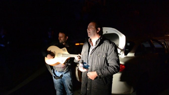 Çevirmeye Takıldı, Polise Serenat Yaptı