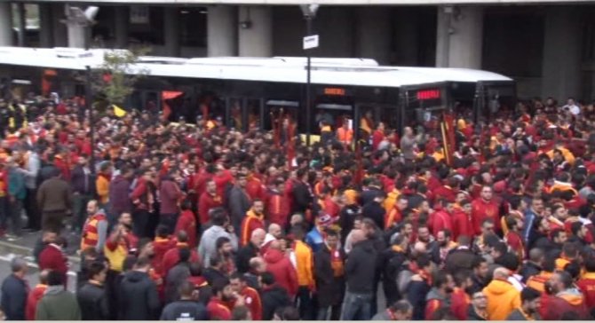 Galatasaray Taraftarı Kadıköy’e Hareket Etti