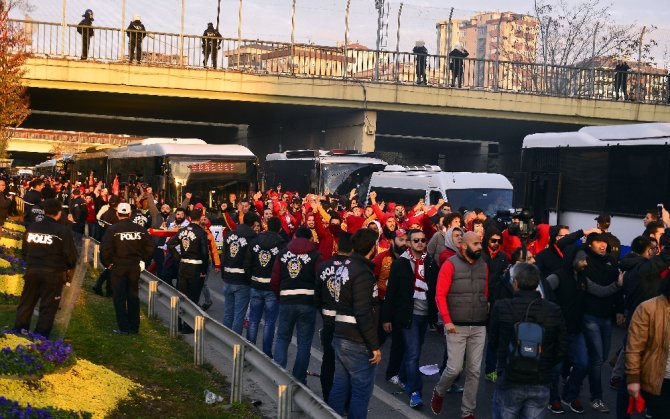 Galatasaray Taraftarı Stada Giriş Yaptı