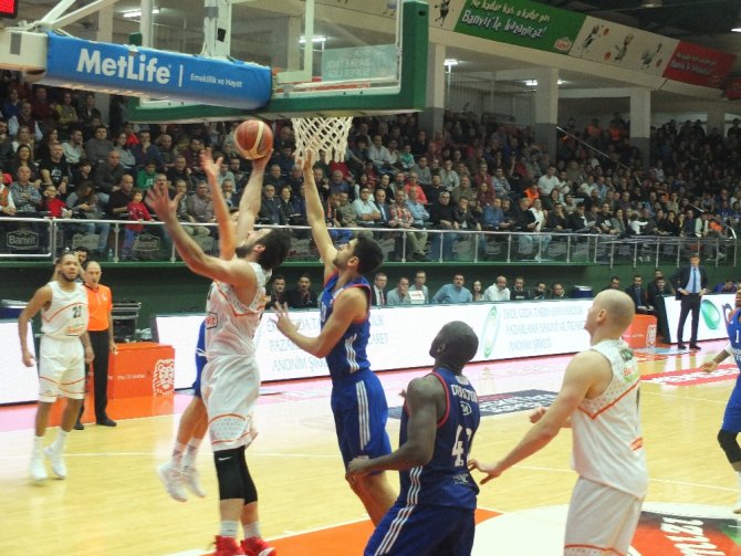 Liderlik Maçının Galibi Banvit!