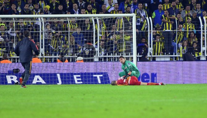 Eren Derdiyok Hastaneye Kaldırıldı