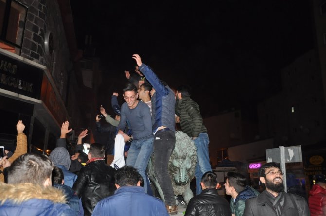 Galibiyeti Aslan Heykeline Çıkarak Kutladılar
