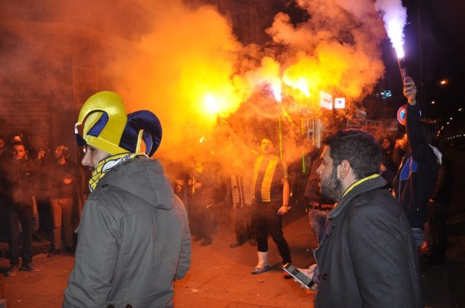 Galibiyeti Aslan Heykeline Çıkarak Kutladılar
