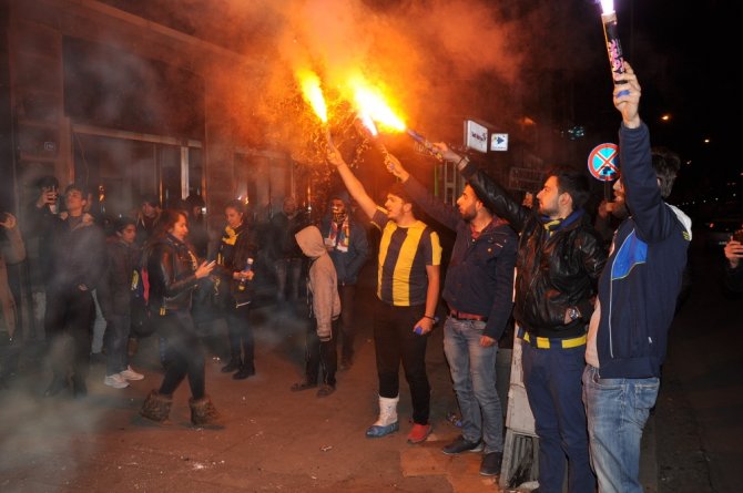 Galibiyeti Aslan Heykeline Çıkarak Kutladılar