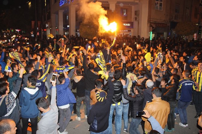 Eşek Sırtında Galibiyet Kutlaması