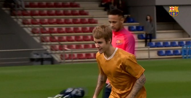 Justin Bieber Barca Antrenmanında: Futbolda Da İyiymiş !