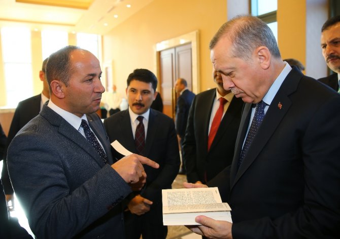 Erdoğan’a ’Kalkışma’ Adlı Kitap Hediye Edildi