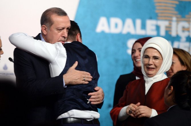 Sahneye Atlayıp Cumhurbaşkanı Erdoğan’a Sarıldı