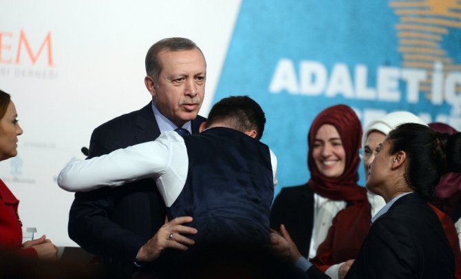 Sahneye Atlayıp Cumhurbaşkanı Erdoğan’a Sarıldı