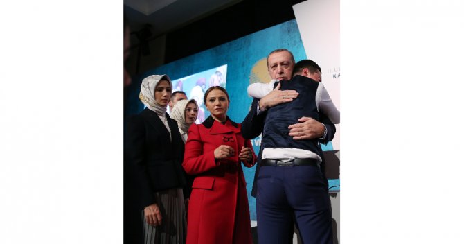 Sahneye Atlayıp Cumhurbaşkanı Erdoğan’a Sarıldı