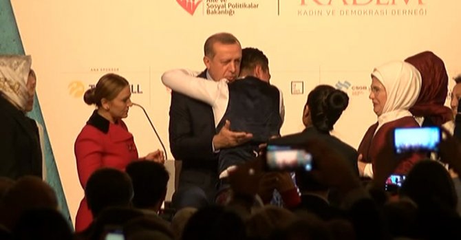 Sahneye Atlayıp Cumhurbaşkanı Erdoğan’a Sarıldı