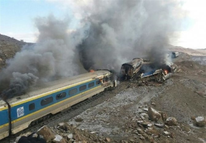 İki Tren Kafa Kafaya Çarpıştı: 15 Ölü