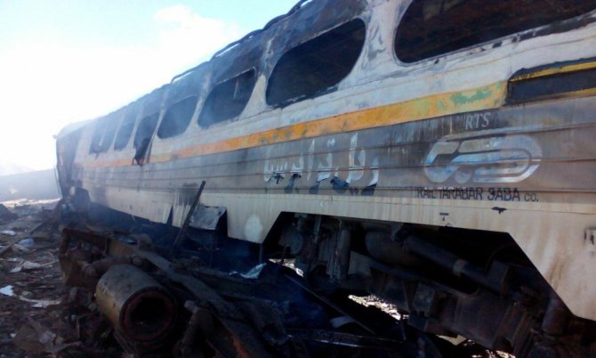 İki Tren Kafa Kafaya Çarpıştı: 15 Ölü