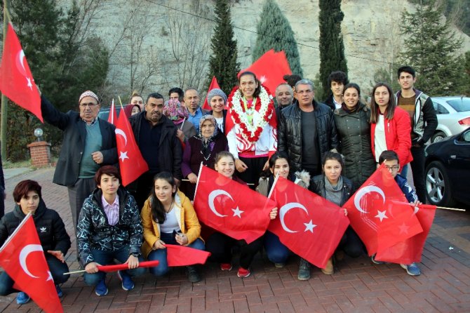 Elif’e Memleketinde Coşkulu Karşılama