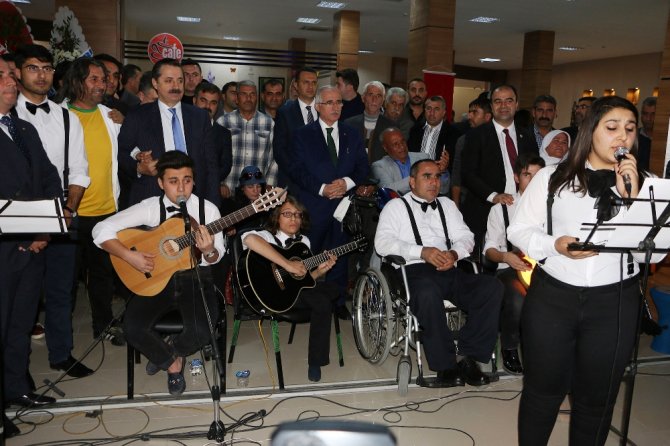 Bakan Çelik’ten Türkülü Açılış