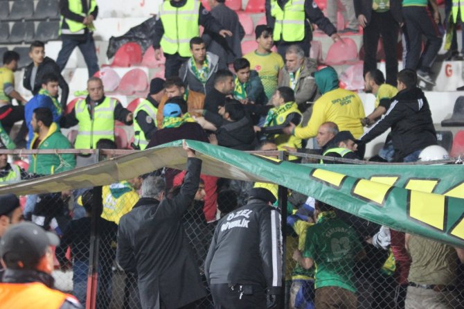 Misafir Tribün Birbirine Girdi