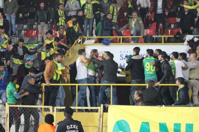 Misafir Tribün Birbirine Girdi