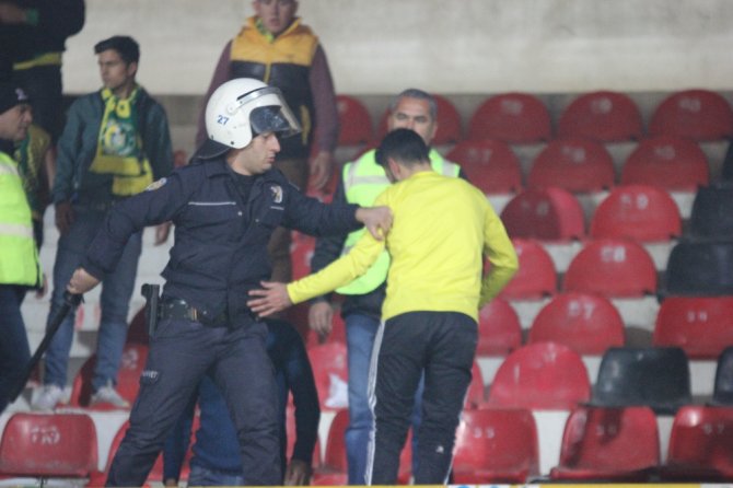 Misafir Tribün Birbirine Girdi