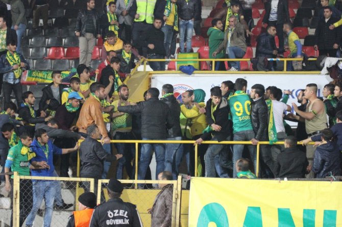 Misafir Tribün Birbirine Girdi