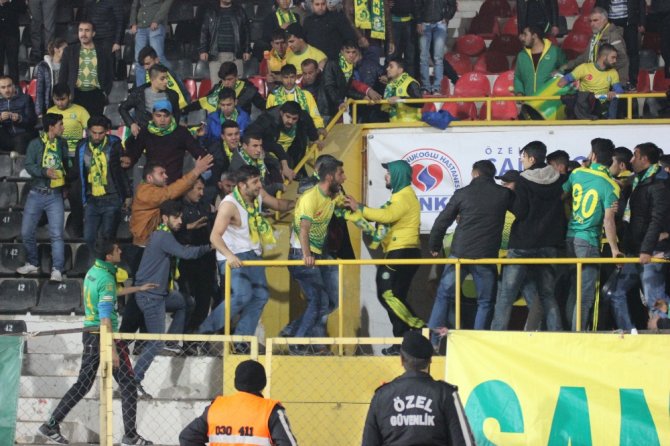 Misafir Tribün Birbirine Girdi