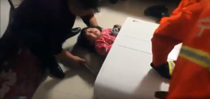 Küçük Kız Çamaşır Makinesine Sıkıştı