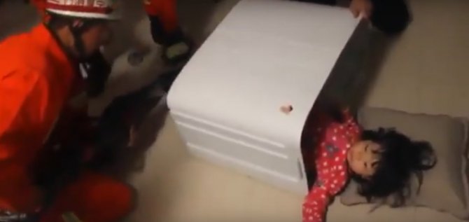 Küçük Kız Çamaşır Makinesine Sıkıştı