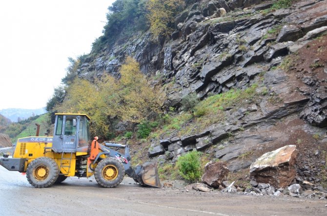 Kaya Parçaları Yola Yuvarlandı