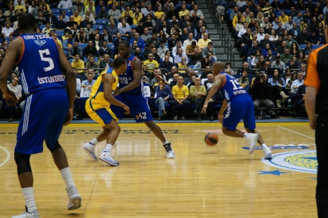 Anadolu Efes 5. Galibiyetini Aldı