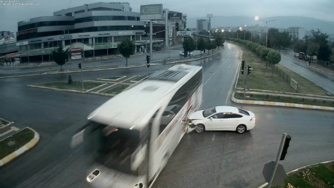 Taklalar Atan Otomobilden Yürüyerek Çıktı