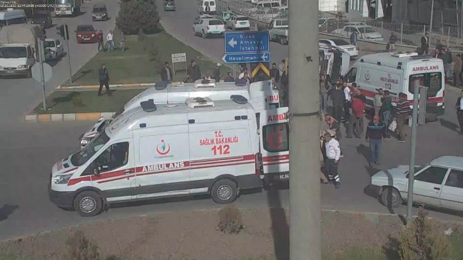 Taklalar Atan Otomobilden Yürüyerek Çıktı